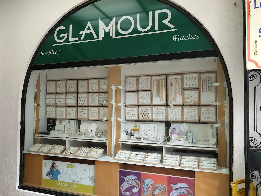 Glamour jewellery window display